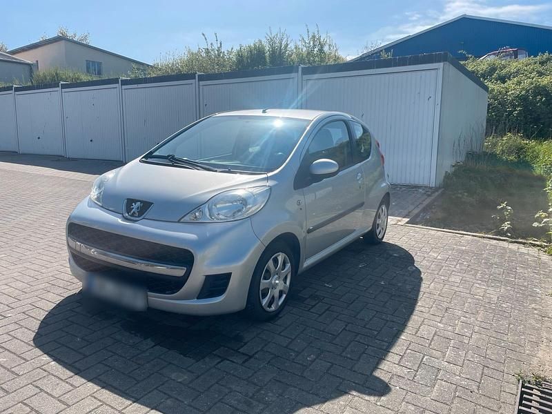 Gebraucht Peugeot 107 65 PS (47 kW) 2010 Silber Kleinwagen
