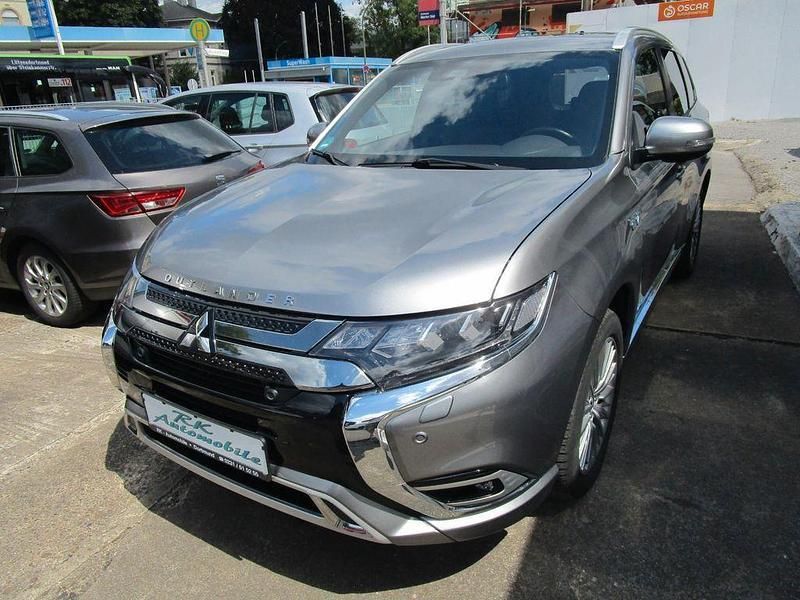 Grau Gebraucht 2021 Mitsubishi Outlander P-HEV SUV | 25.990 € (Etwas zu teuer) - Bild 1/4