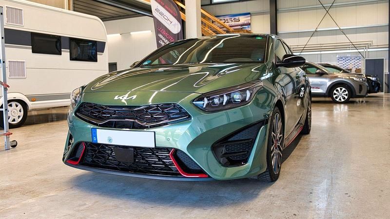 Grün Gebraucht 2024 Kia ProCeed GT Kleinwagen | 29.600 € (Fairer Preis) - Bild 1/4