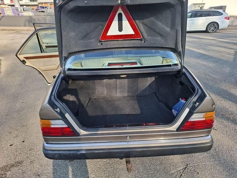 Second-hand Mercedes E230 132 CP (97 kW) 1990 Bej Berlinǎ