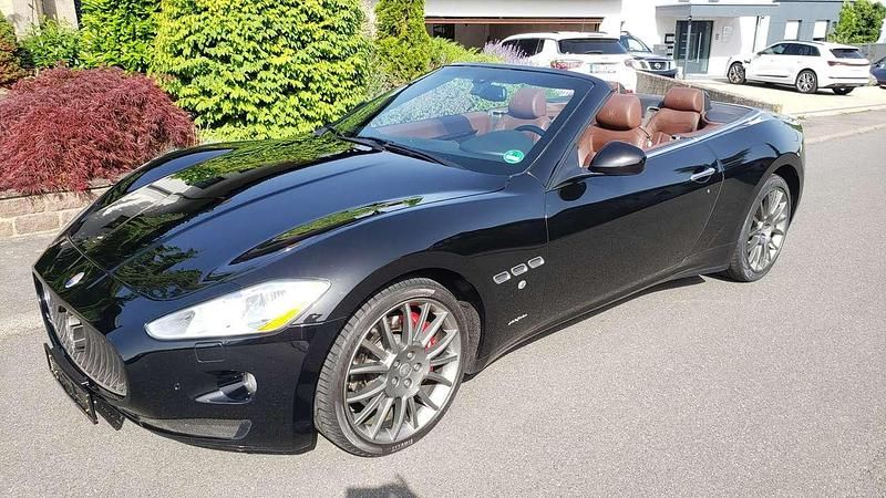 Schwarz Gebraucht 2010 Maserati GranCabrio | 54.990 € (Fairer Preis) - Bild 1/4