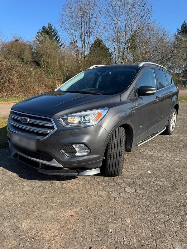 Gebraucht Ford Kuga Titanium 150 PS (110 kW) 2017 Grau SUV