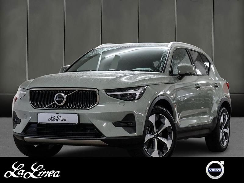 733 sage green (metallic) Gebraucht 2024 Volvo XC40 Core SUV | 36.890 € (Fairer Preis) - Bild 1/3