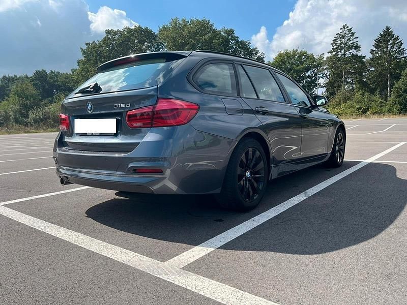 Grau Gebraucht 2015 BMW 318 Sport Line Kombi | 9.150 € (Guter Preis) - Bild 1/4