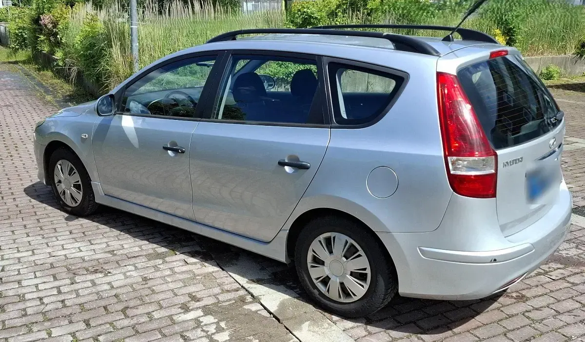 Gebraucht Hyundai i30 90 PS (66 kW) 2010 Silber Kombi