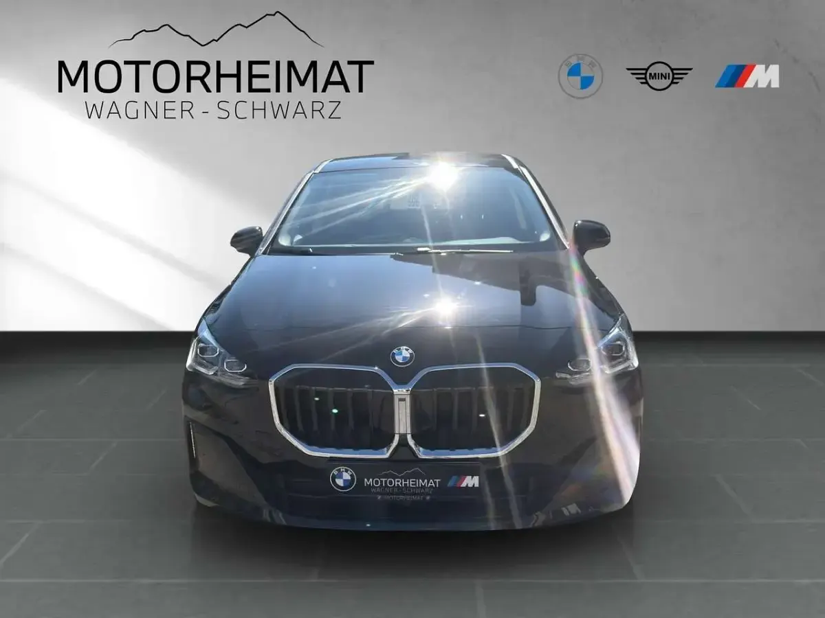 Gebraucht BMW 220 Active Tourer Sport Line 170 PS (125 kW) 2025 Saphirschwarz metallic Van / Kleinbus