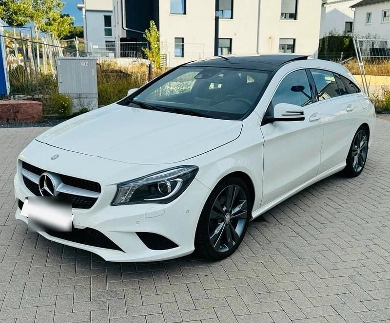 Weiß Gebraucht 2016 Mercedes CLA220 AMG Limousine | 11.900 € (Fairer Preis) - Bild 1/4