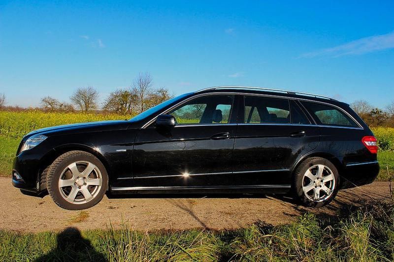 Schwarz Gebraucht 2010 Mercedes E250 Limousine | 8.600 € (Guter Preis) - Bild 1/4