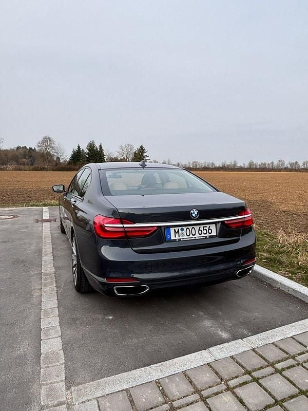 Gebraucht BMW 750 450 PS (330 kW) 2016 Grau Limousine
