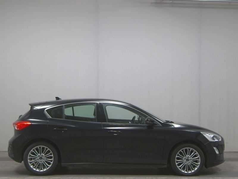 Schwarz Gebraucht 2019 Ford Focus Titanium Limousine | 7.980 € (Superpreis) - Bild 1/4