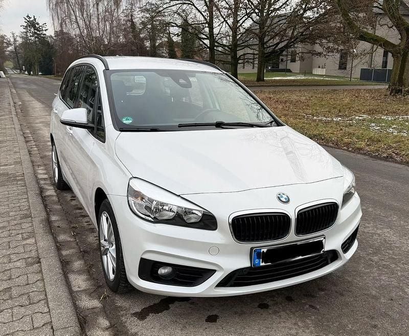 Weiß Gebraucht 2016 BMW 218 Gran Tourer Advantage Van / Kleinbus | 12.900 € (Guter Preis) - Bild 1/4