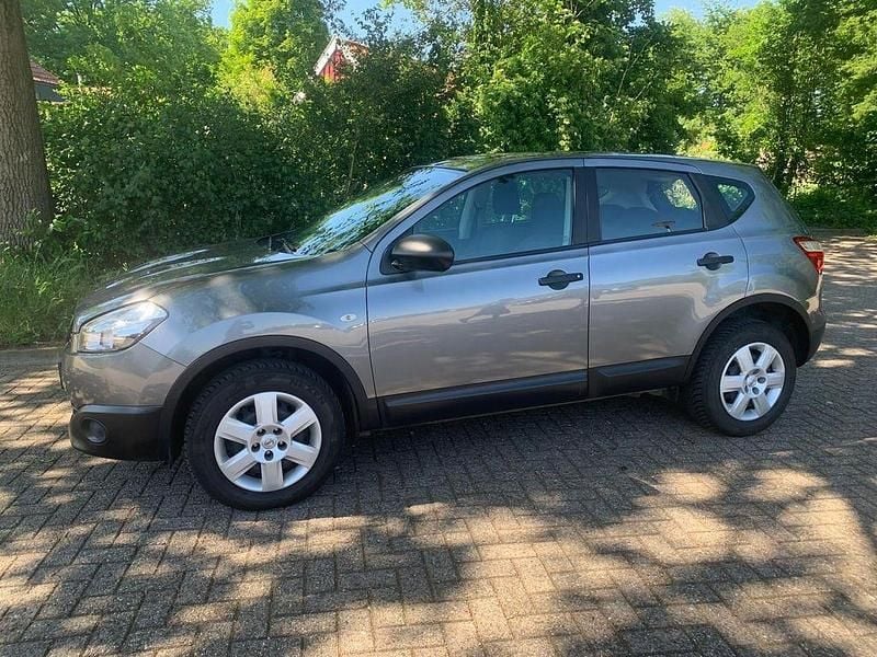 Grau Gebraucht 2011 Nissan Qashqai Visia SUV | 6.666 € (Guter Preis) - Bild 1/4