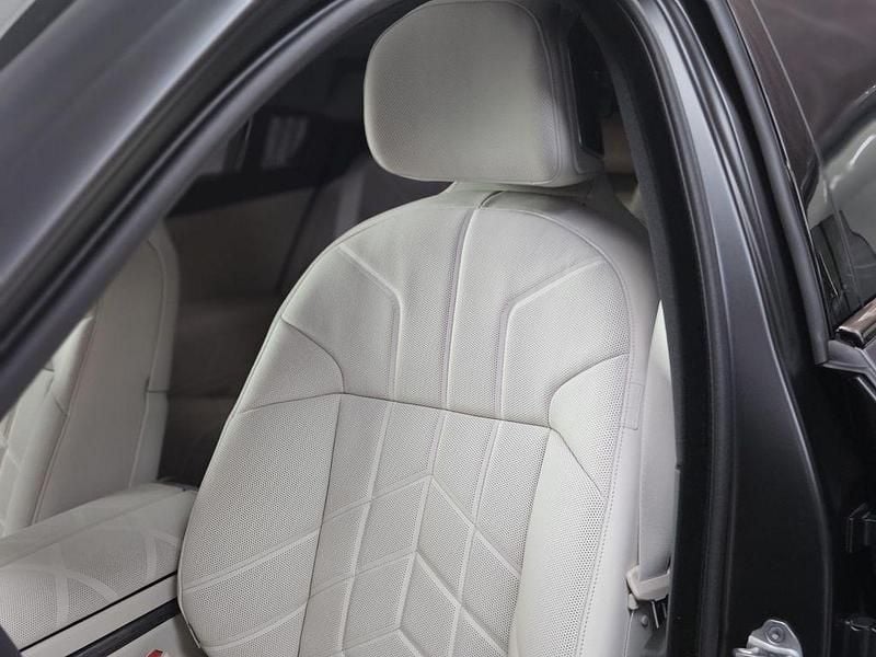 Gebraucht BMW M760e 571 PS (419 kW) 2024 Grau Limousine