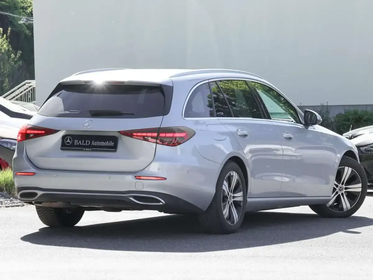 Gebraucht Mercedes C180 Avantgarde 170 PS (125 kW) 2023 Metalliclack hightechsilber Kombi