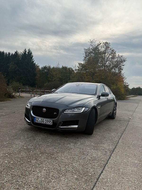 Grau Gebraucht 2016 Jaguar XF R-Sport Limousine | 13.000 € (Guter Preis) - Bild 1/4