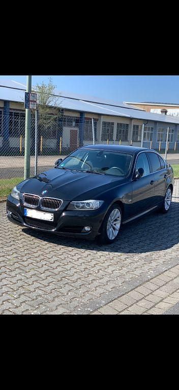 Gebraucht BMW 325 218 PS (160 kW) 2010 Schwarz Limousine