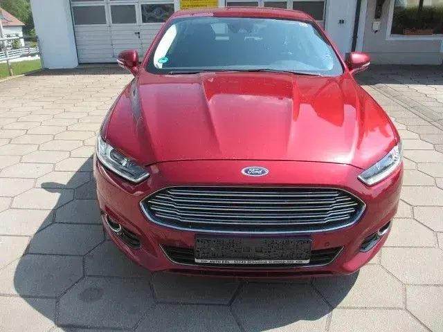 Używany Ford Mondeo Titanium 150 KM (110 kW) 2014 Czerwony Sedan/Limuzyna