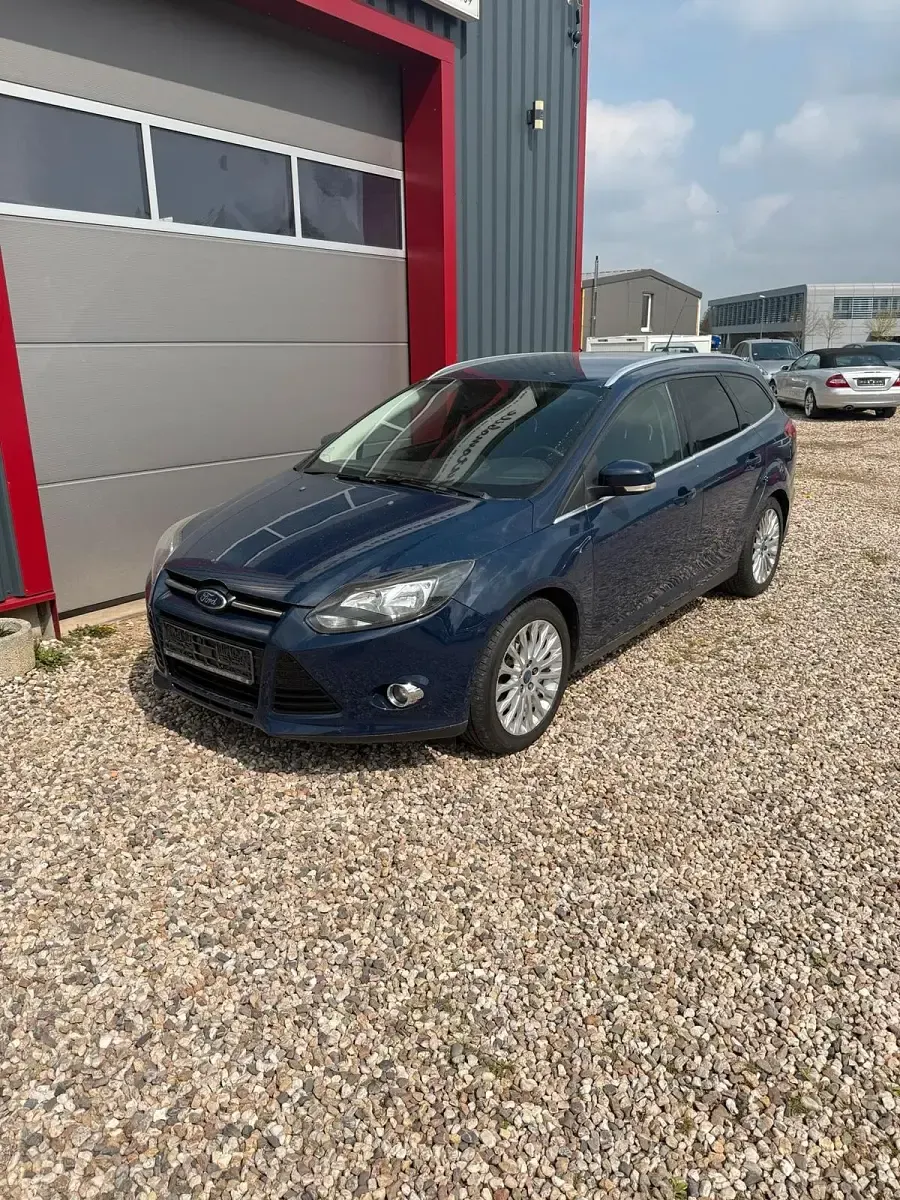 Używany Ford Focus Titanium 140 KM (102 kW) 2011 Niebieski Sedan/Limuzyna