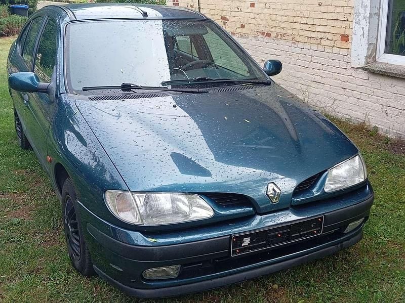 Grün Gebraucht 1997 Renault Mégane Limousine | 750 € (Fairer Preis) - Bild 1/4