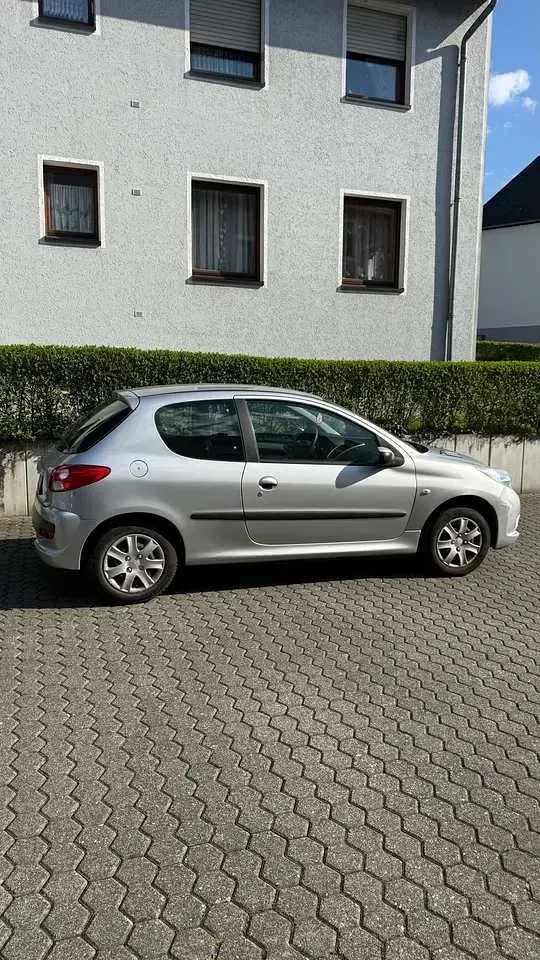 Gebraucht Peugeot 206 75 PS (55 kW) 2010 Silber Limousine