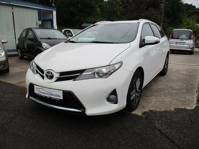 Weiß Gebraucht 2015 Toyota Auris Touring Sports Edition Kombi | 9.400 € (Etwas zu teuer) - Bild 1/4