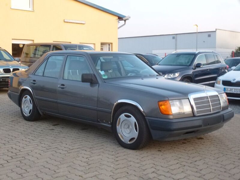 Grau Gebraucht 1986 Mercedes 260 Limousine | 2.000 € - Bild 1/4