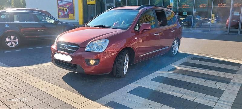 Rot Gebraucht 2009 Kia Carens Van / Kleinbus | 1.999 € (Fairer Preis) - Bild 1/4