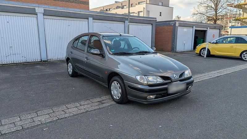 Gebraucht Renault Mégane 90 PS (66 kW) 1997 Grau Limousine