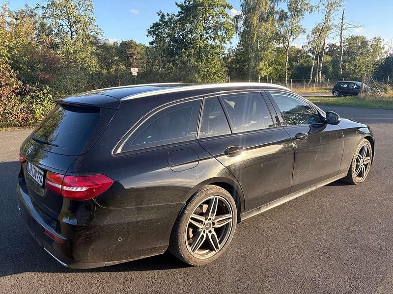 Schwarz Gebraucht 2017 Mercedes E350 AMG line Kombi | 29.000 € (Fairer Preis) - Bild 1/4