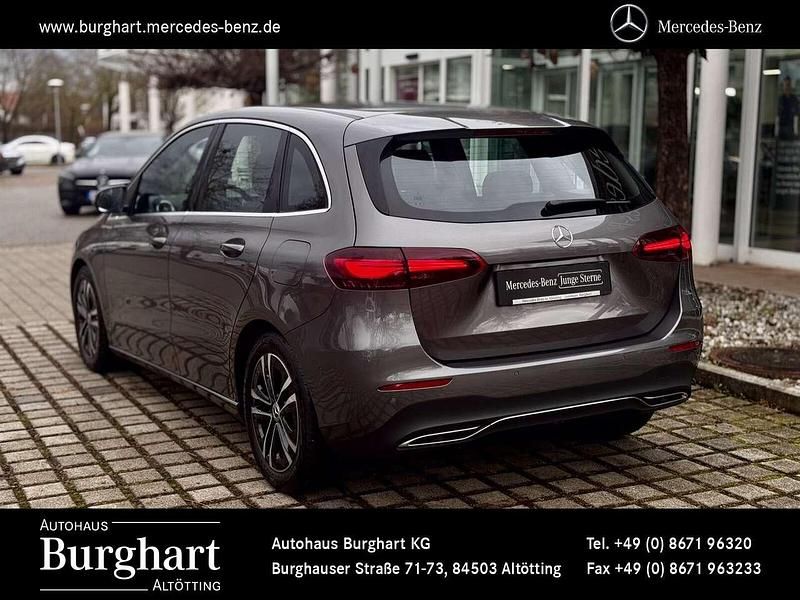 Gebraucht Mercedes B200 Advanced 163 PS (119 kW) 2024 Grau Van / Kleinbus