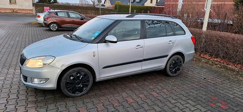 Silber Gebraucht 2012 Skoda Fabia Kombi | 2.900 € (Guter Preis) - Bild 1/4
