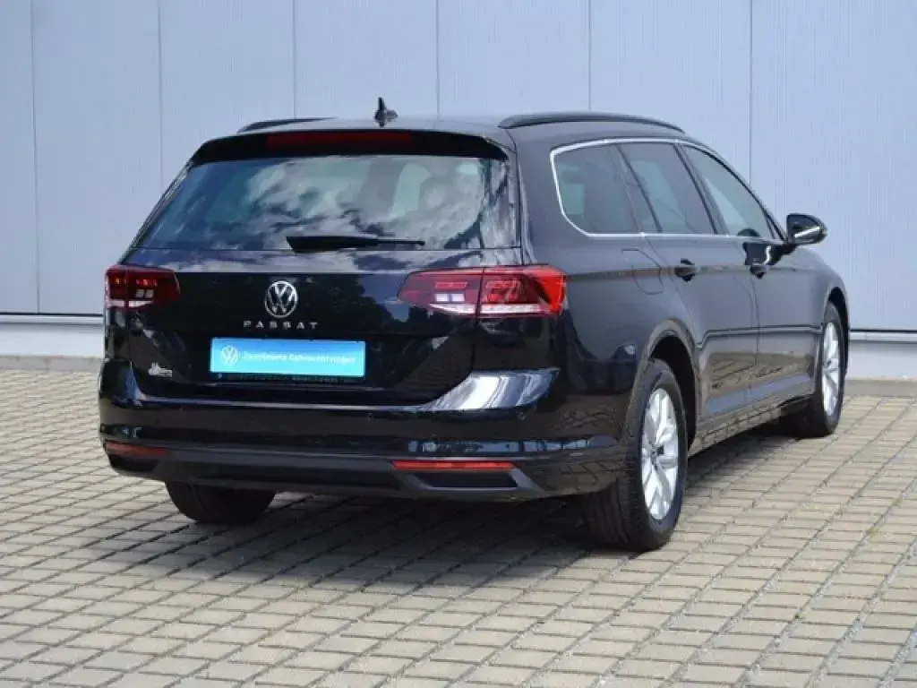 Gebraucht VW Passat 150 PS (110 kW) 2022 Deep black perleffekt (metallic) Kombi