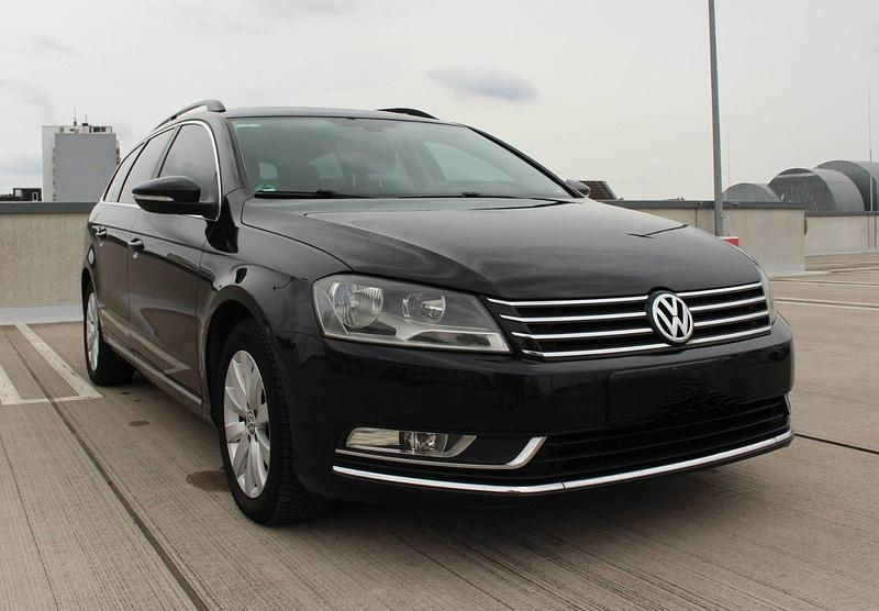 Schwarz Gebraucht 2011 VW Passat Comfortline Kombi | 9.800 € (Etwas zu teuer) - Bild 1/4