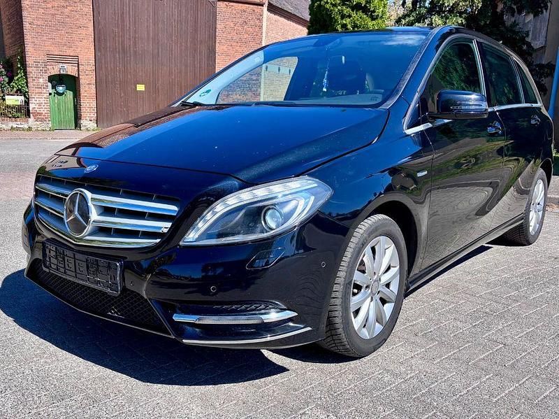Schwarz Gebraucht 2012 Mercedes B200 Van / Kleinbus | 7.490 € (Fairer Preis) - Bild 1/4