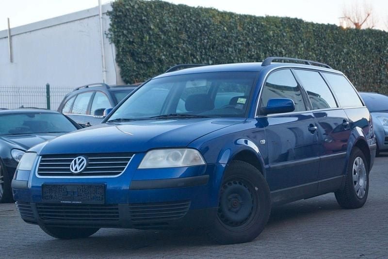 Blau Gebraucht 2001 VW Passat Comfortline Kombi | 1.499 € (Fairer Preis) - Bild 1/4