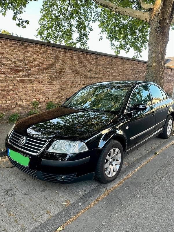 Schwarz Gebraucht 2003 VW Passat Limousine | 2.500 € (Etwas zu teuer) - Bild 1/4