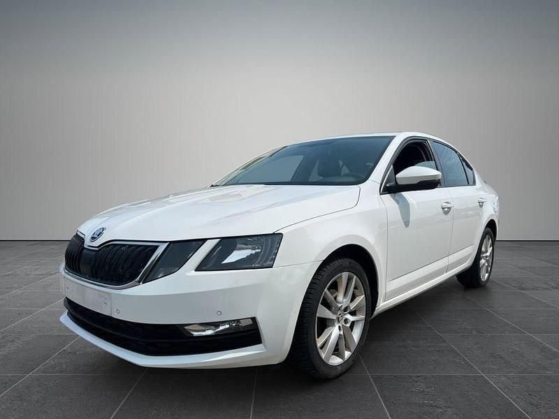 Weiß Gebraucht 2019 Skoda Octavia Limousine | 8.400 € (Etwas zu teuer) - Bild 1/4