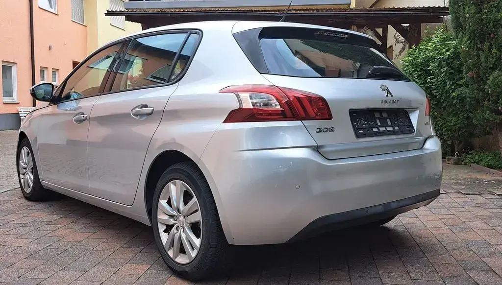 Gebraucht Peugeot 308 Active 110 PS (80 kW) 2016 Silber Limousine