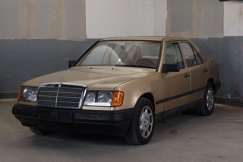 Gebraucht Mercedes E230 132 PS (97 kW) 1988 Gold Limousine