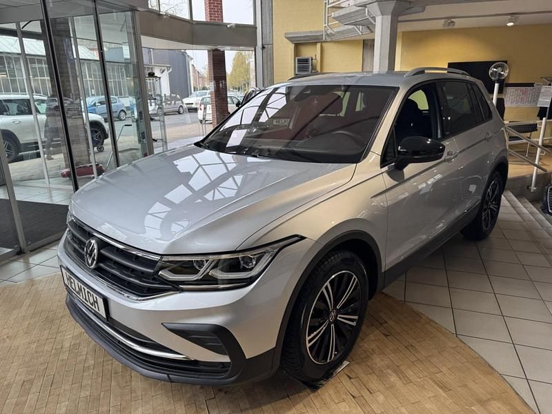 Gebraucht VW Tiguan United 150 PS (110 kW) 2021 Silber (metallic) SUV