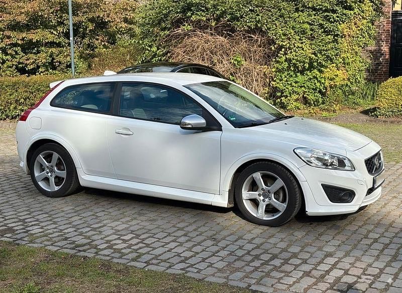 Weiß Gebraucht 2009 Volvo C30 R-Design Kleinwagen | 4.999 € (Etwas zu teuer) - Bild 1/4