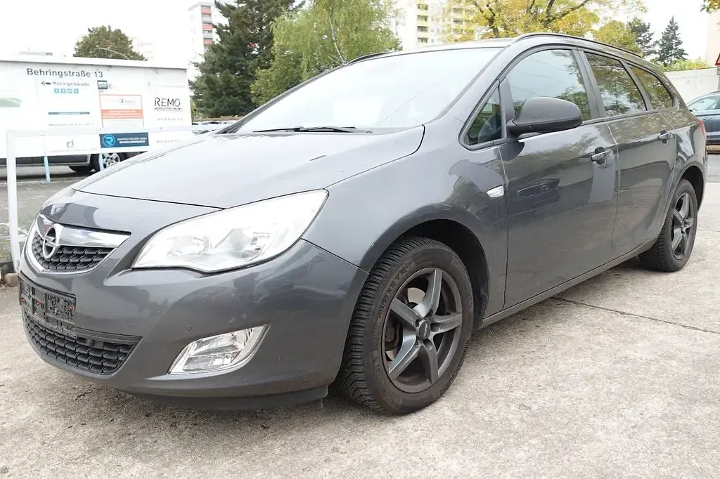 Gebraucht Opel Astra Design Edition 140 PS (102 kW) 2011 Grau Kombi