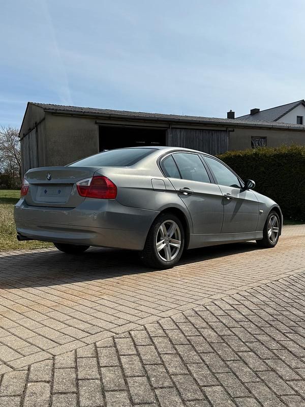 Gebraucht BMW 318 143 PS (105 kW) 2008 Grau Limousine