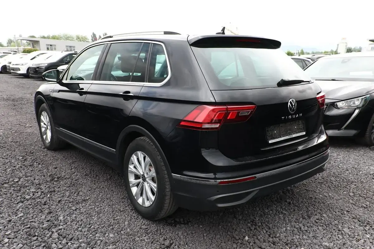 Gebraucht VW Tiguan Life 150 PS (110 kW) 2021 Schwarz metallic SUV