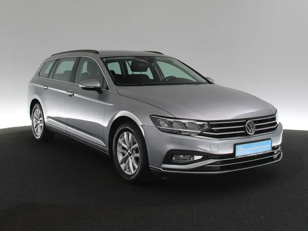 Gebraucht VW Passat Business 150 PS (110 kW) 2023 Silber / pyrit silber Kombi