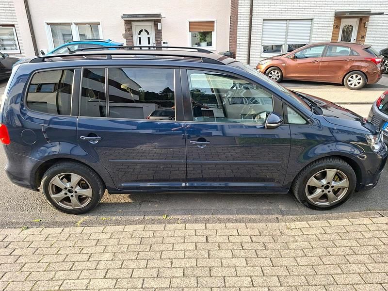 Blau Gebraucht 2011 VW Touran Van / Kleinbus | 7.599 € (Fairer Preis) - Bild 1/4