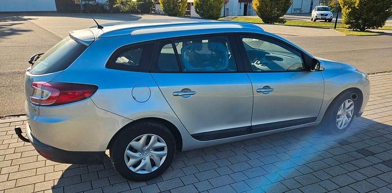 Gebraucht Renault Mégane III 110 PS (80 kW) 2013 Silber Limousine