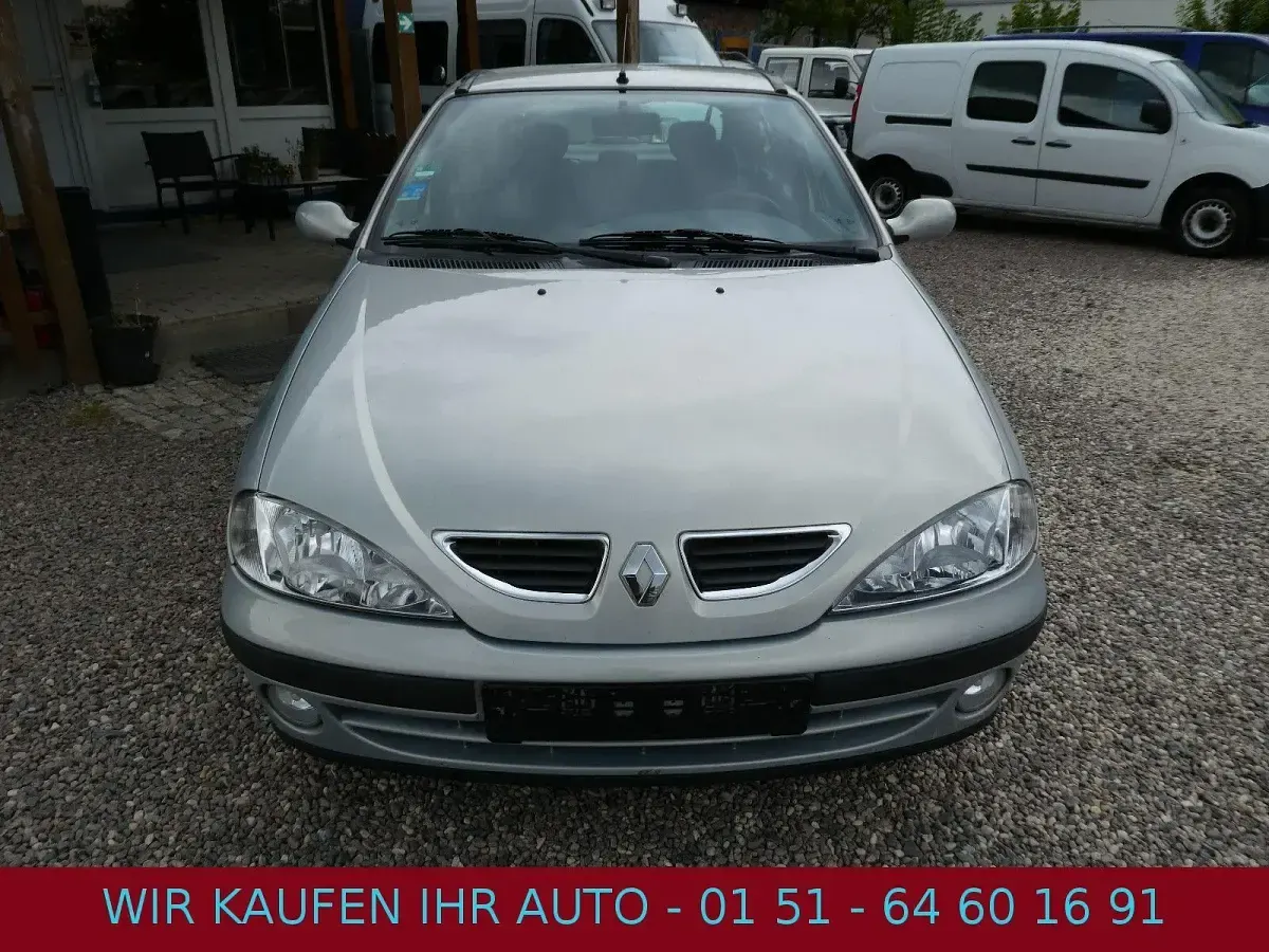 Używany Renault Mégane 107 KM (78 kW) 2001 Srebrny Sedan/Limuzyna