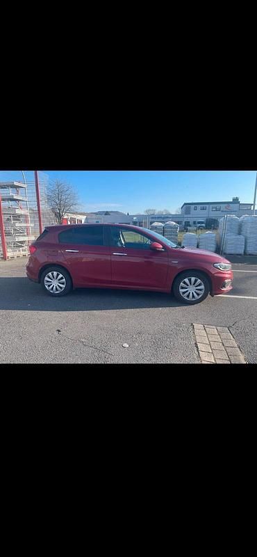 Gebraucht Fiat Tipo 94 PS (69 kW) 2017 Rot Kleinwagen