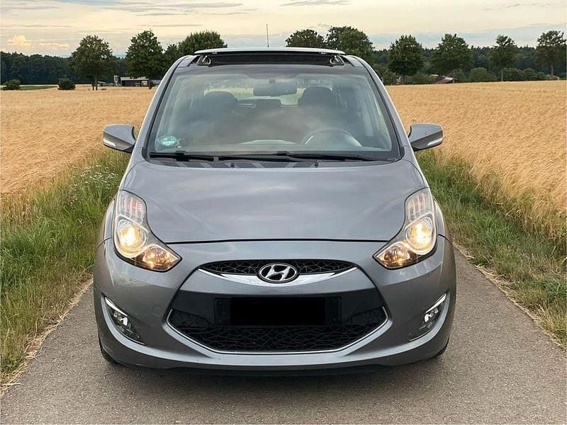 Grau Gebraucht 2012 Hyundai ix20 Style Van / Kleinbus | 4.999 € (Superpreis) - Bild 1/4
